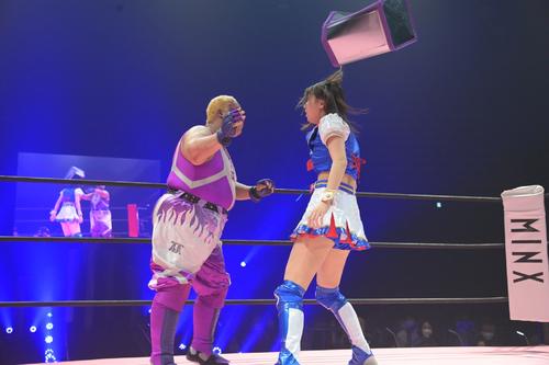 「WRESTLE　PRINCESS　II」のタッグ戦で荒井優希に一斗缶で攻撃するアジャコング（C）東京女子プロレス
