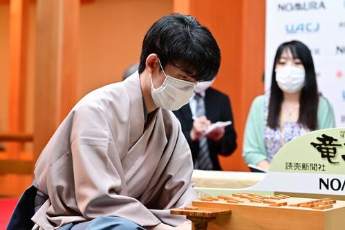 終局後、感想戦を行う藤井聡太3冠(日本将棋連盟提供)