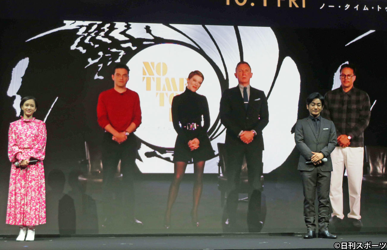 映画「007/ノー・タイム・トゥ・ダイ」バーチャルイベントに参加した前列左から前田敦子と片岡愛之助、後列は英ロンドンからバーチャルで参加した、左からラミ・マレック、レア・セドゥ、ダニエル・クレイグ、キャリー・ジョージ・フクナガ監督（2021年9月撮影）