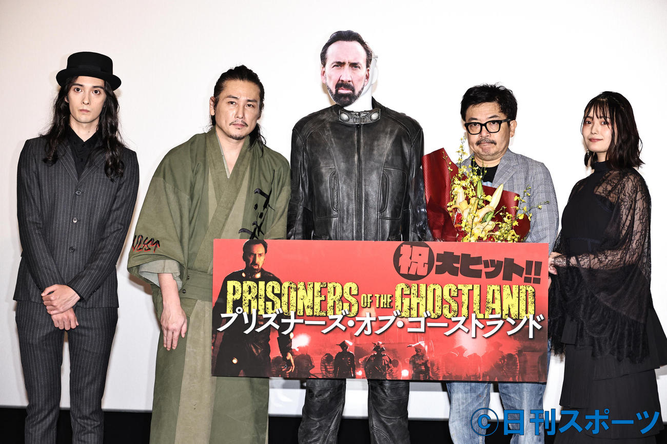 映画「プリズナーズ・オブ・ゴーストランド」完成記念舞台あいさつで記念撮影する、左から栗原類、坂口拓、劇中でニコラス・ケイジが着用した衣装のマネキン、中屋柚香（撮影・中島郁夫）