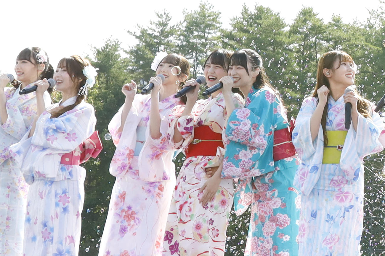 「イコノイフェス　2021」で笑顔を見せる＝LOVEと≠MEのメンバー。左から鈴木瞳美、大谷映美里、谷崎早耶、高松瞳、冨田菜々風、山本杏奈