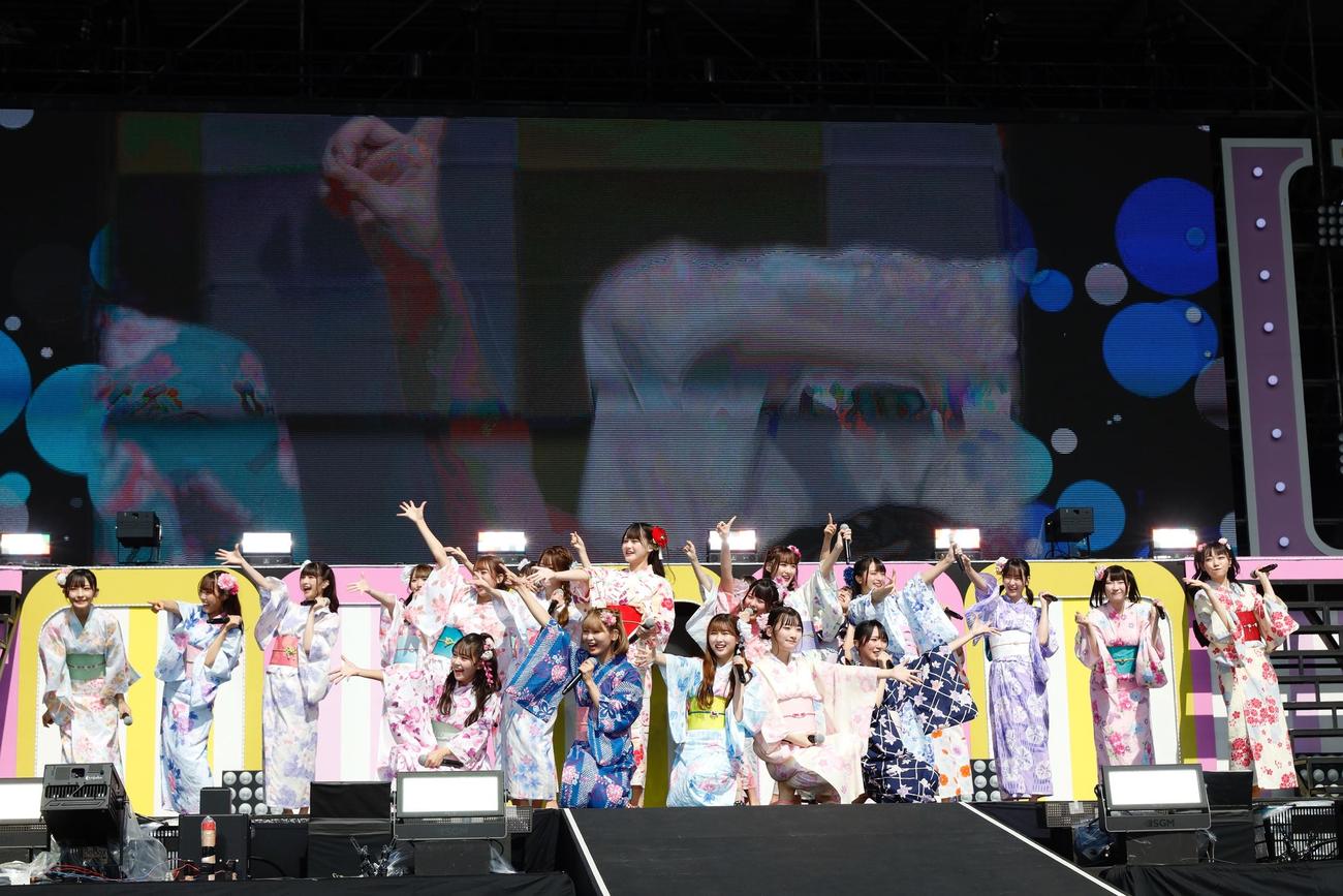 「イコノイフェス　2021」で浴衣姿でパフォーマンスする＝LOVEと≠MEのメンバー