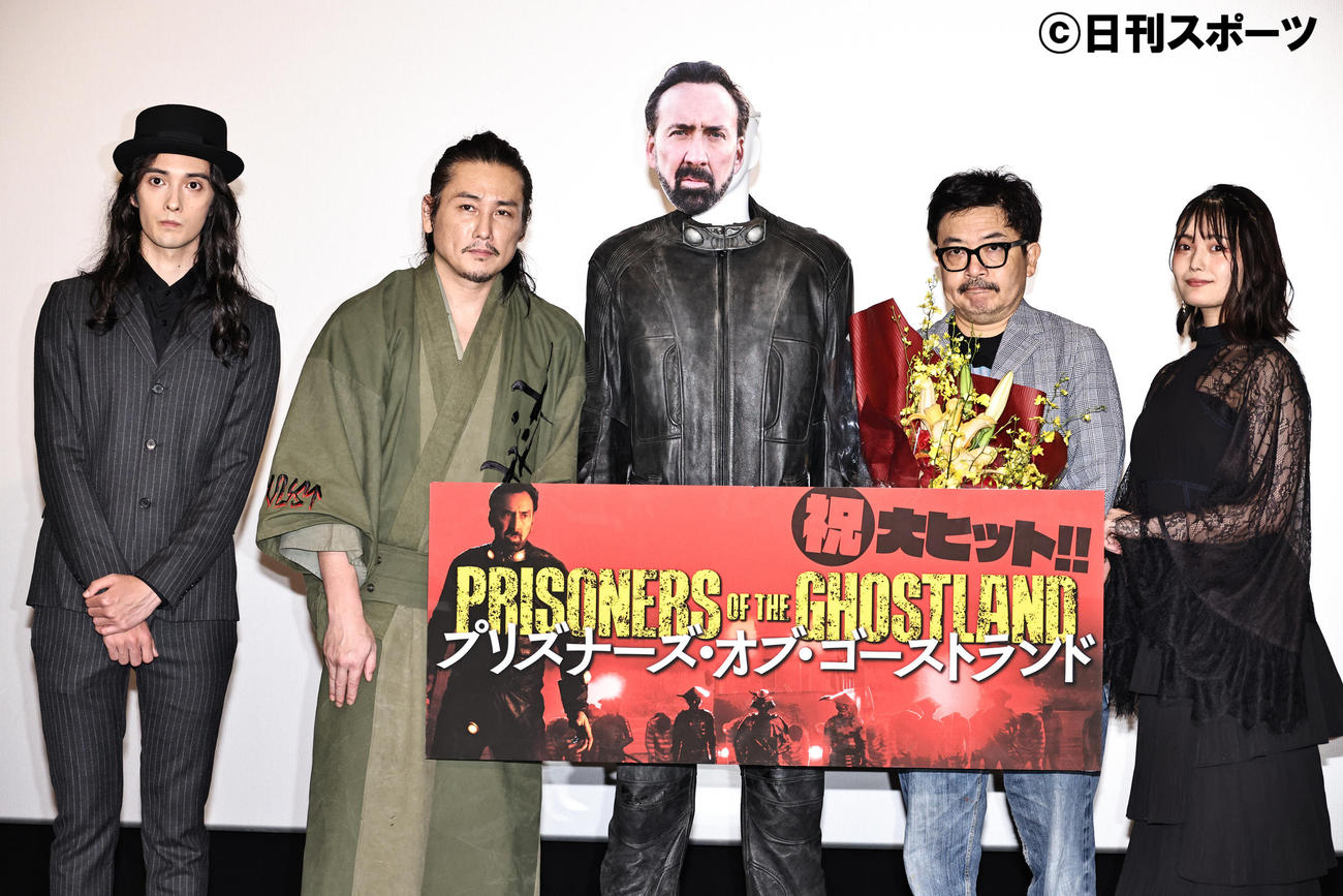 舞台あいさつで記念撮影する、左から栗原類、坂口拓、劇中でニコラス・ケイジが着用した衣装のマネキン、園子温監督、中屋柚香（撮影・中島郁夫）