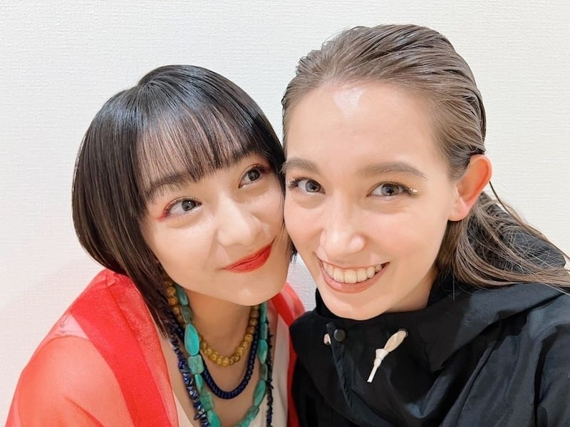 トラウデン直美（右）との仲良し“頬密着ショット”を披露した平祐奈（平祐奈オフィシャルブログ「祐奈でSKY!?」から）