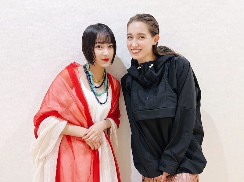 トラウデン直美（右）との仲良しショットを披露した平祐奈（平祐奈オフィシャルブログ「祐奈でSKY!?」から）