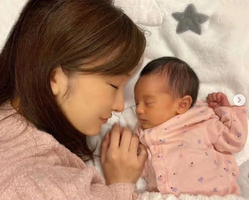 出産を発表した第1子女児に寄り添う板野友美（板野友美公式インスタグラムから）