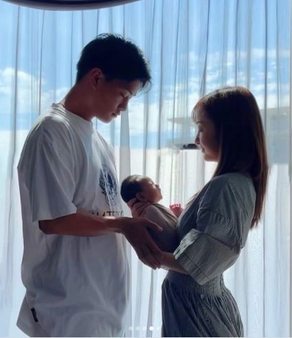 出産を発表した第1子女児を抱く板野友美（右）と夫のヤクルト高橋奎二（板野友美公式インスタグラムから）