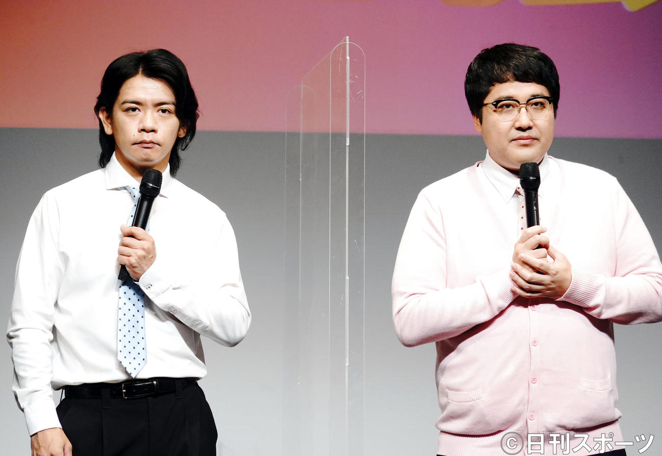 「トイザらス　ドリームおもちゃクリエイター」小学生の部表彰式に出席したお笑いコンビ、マヂカルラブリーの野田クリスタル（左）と村上（撮影・佐藤成）
