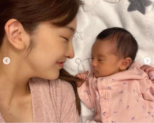 出産を発表した第1子女児に寄り添い笑顔を見せる板野友美（板野友美公式インスタグラムから）