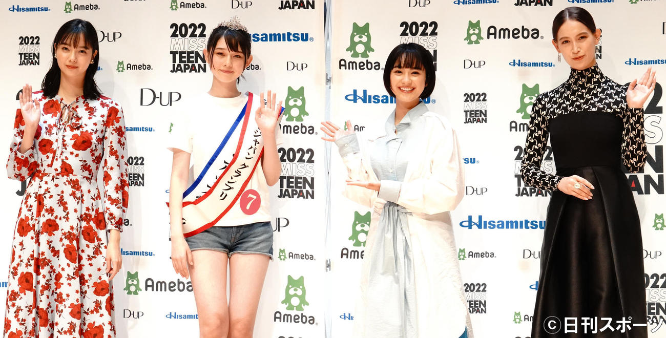 「2022　ミス・ティーン・ジャパン」の決勝大会に出席した、左から新川優愛、グランプリの石川花さん、平祐奈、トラウデン直美（撮影・佐藤成）