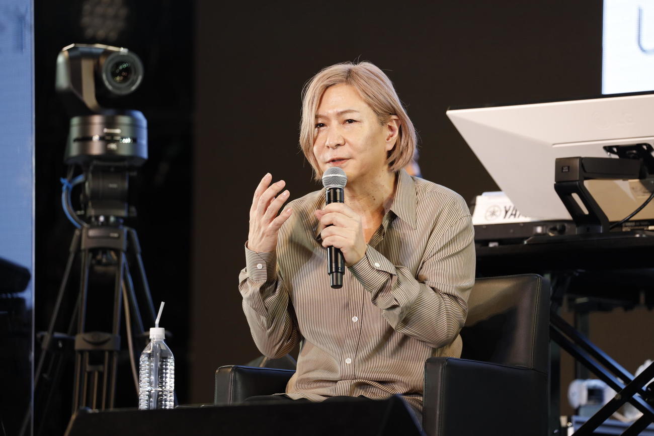 トークする小室哲哉