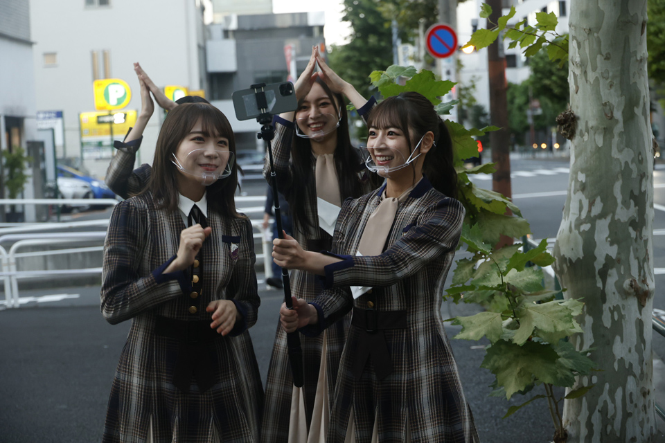 YouTubeの生配信を行う乃木坂46。手前左は秋元真夏、同右は北野日奈子