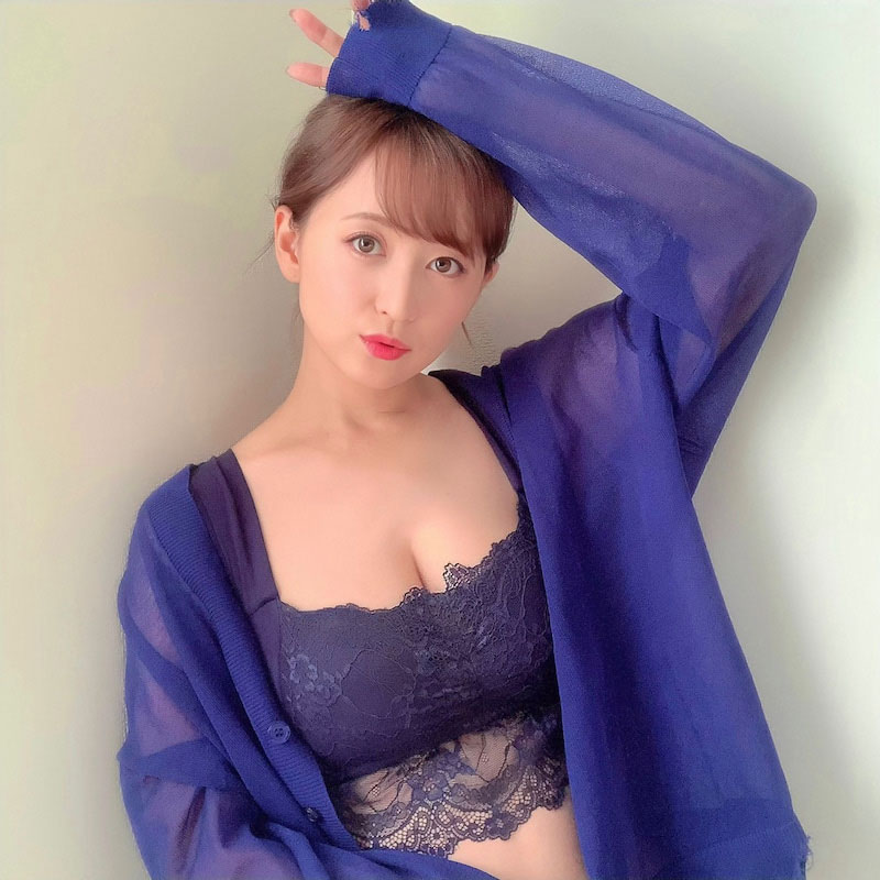 ナイトブラを着用したバストアップショットを公開した小松彩夏（オフィシャルブログより）