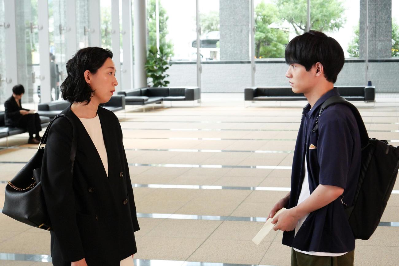 氷河衛（江口のりこ＝左）の会社のインターン採用試験に応募してきた春野優（赤楚衛二）（C）カンテレ