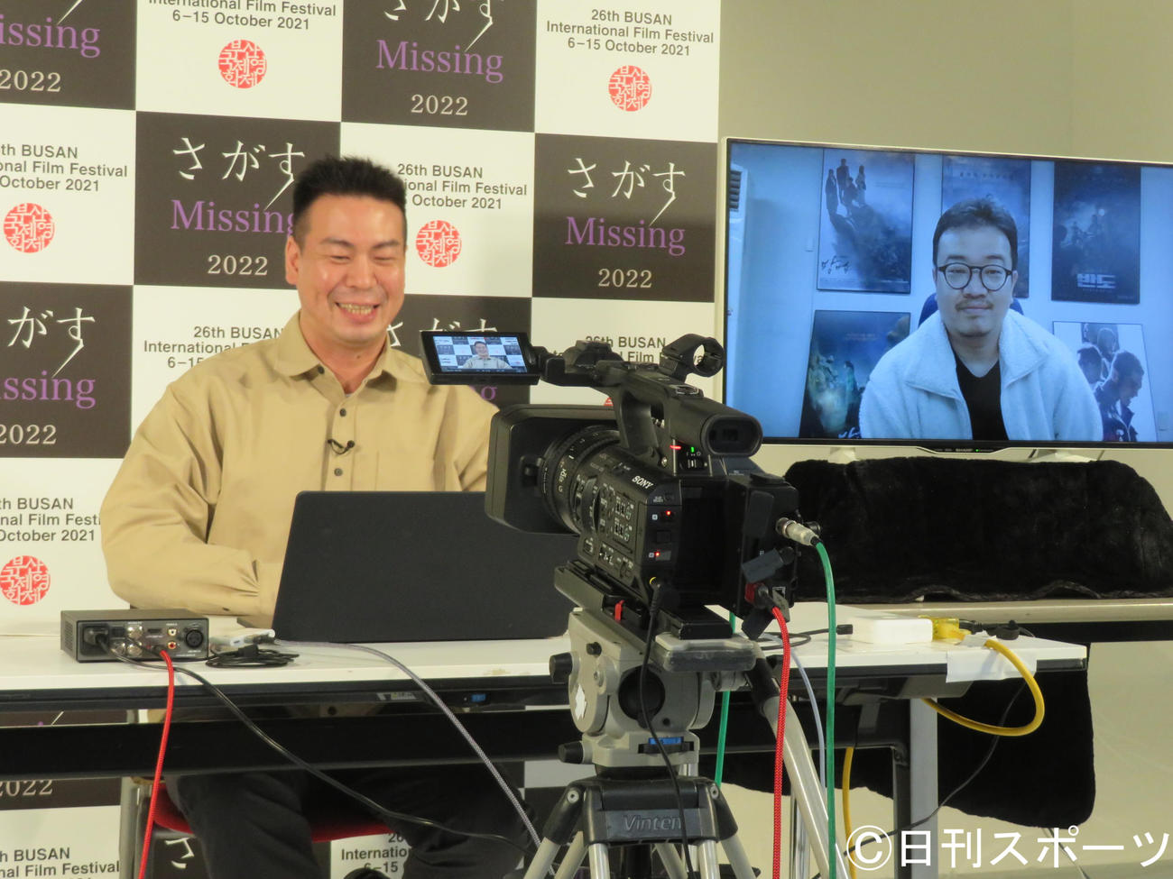 日本と韓国をリモートでつなぎ、ヨン・サンホ監督（右）と対談し、笑顔の片山慎三監督（撮影・村上幸将）