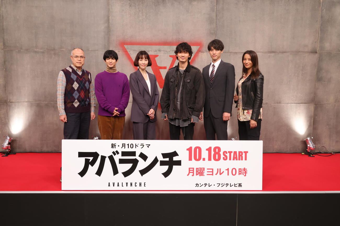 フジテレビ系連続ドラマ「アバランチ」の制作発表に出席した、左から田中要次、千葉雄大、木村佳乃、綾野剛、福士蒼汰、高橋メアリージュン