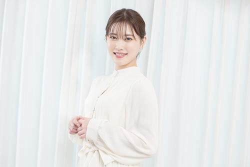 舞台「MOTHERLAND」でヒロイン役を務める元乃木坂46の伊藤純奈