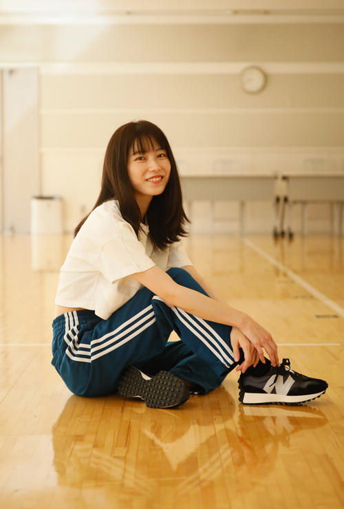 卒業メモリアルブックで通い慣れたレッスン場で自前のレッスン着で撮影を行ったAKB48横山由依