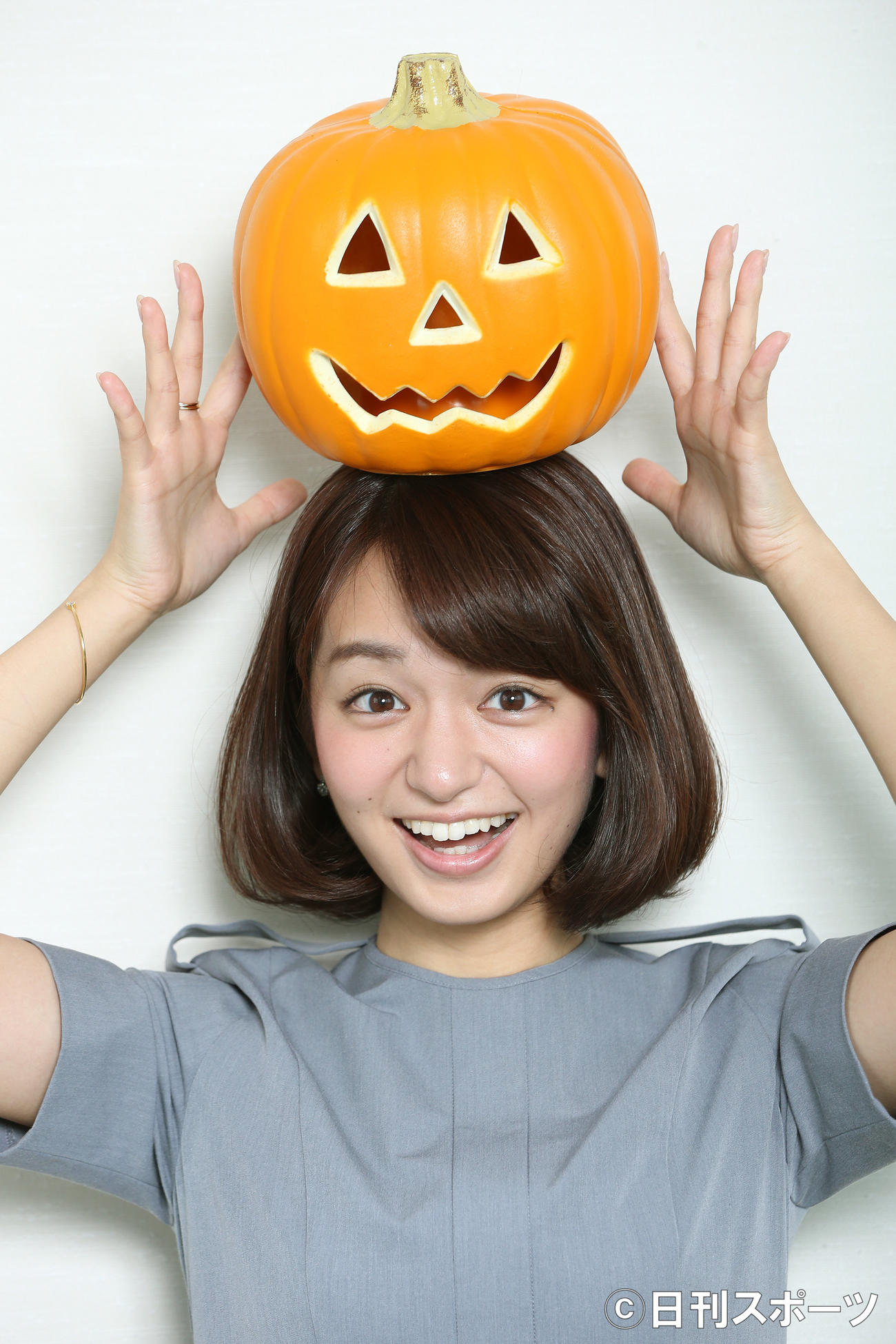 かぼちゃを頭にのせ、おどける後藤晴菜アナ（2015年9月29日撮影）