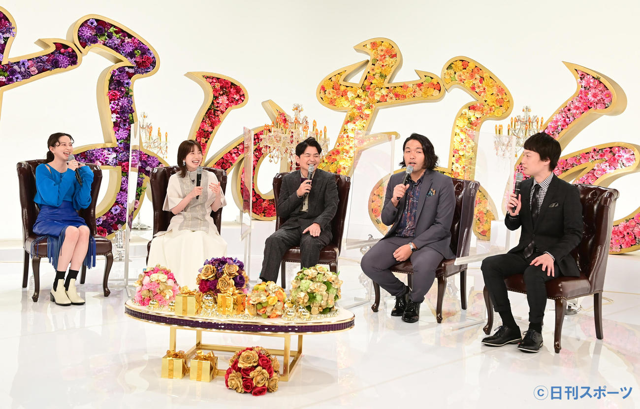 テレビ朝日系「ノブナカなんなん？」ゴールデン進出記念記者会見に臨む、左から河北麻友子、弘中綾香アナ、ノブ、見取り図の盛山晋太郎、リリー（撮影・小沢裕）