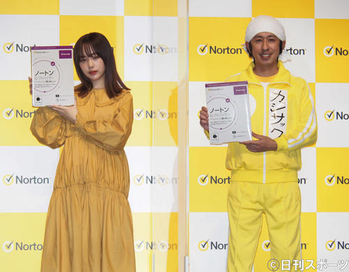 「ノートンIDアドバイザー」新機能発表会に出席したなえなの（左）とカジサック（撮影・遠藤尚子）