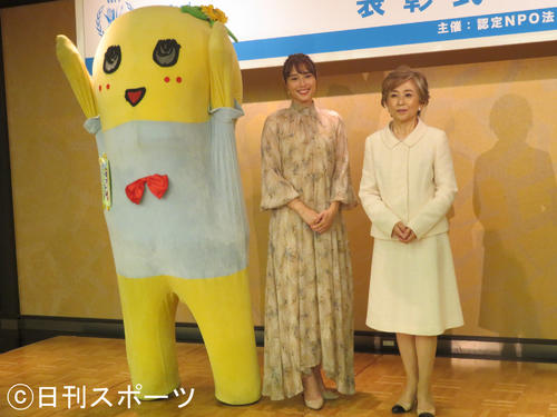 表彰式に出席した、左からふなっしー、広瀬アリス、竹下景子
