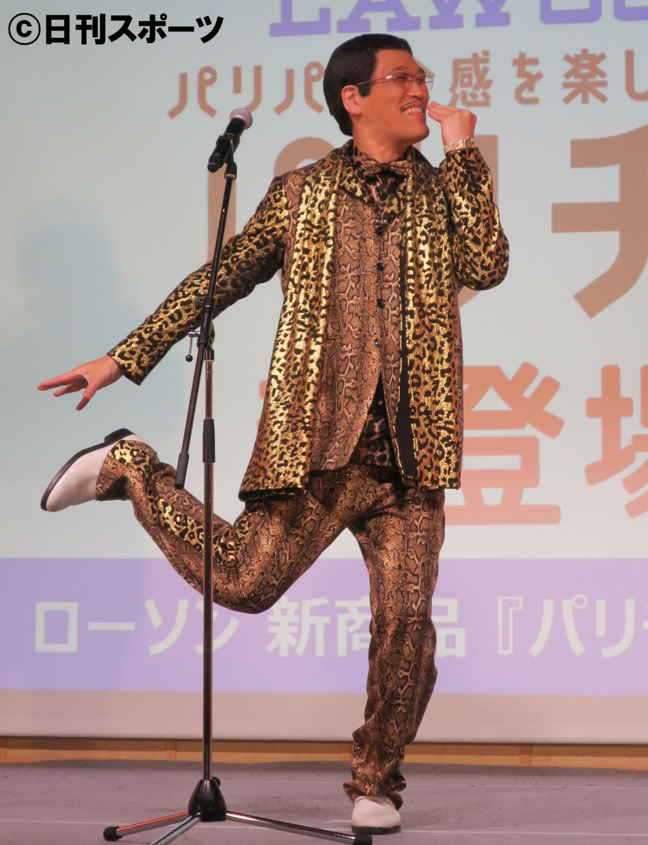 「PPAP」新バージョンを披露するピコ太郎