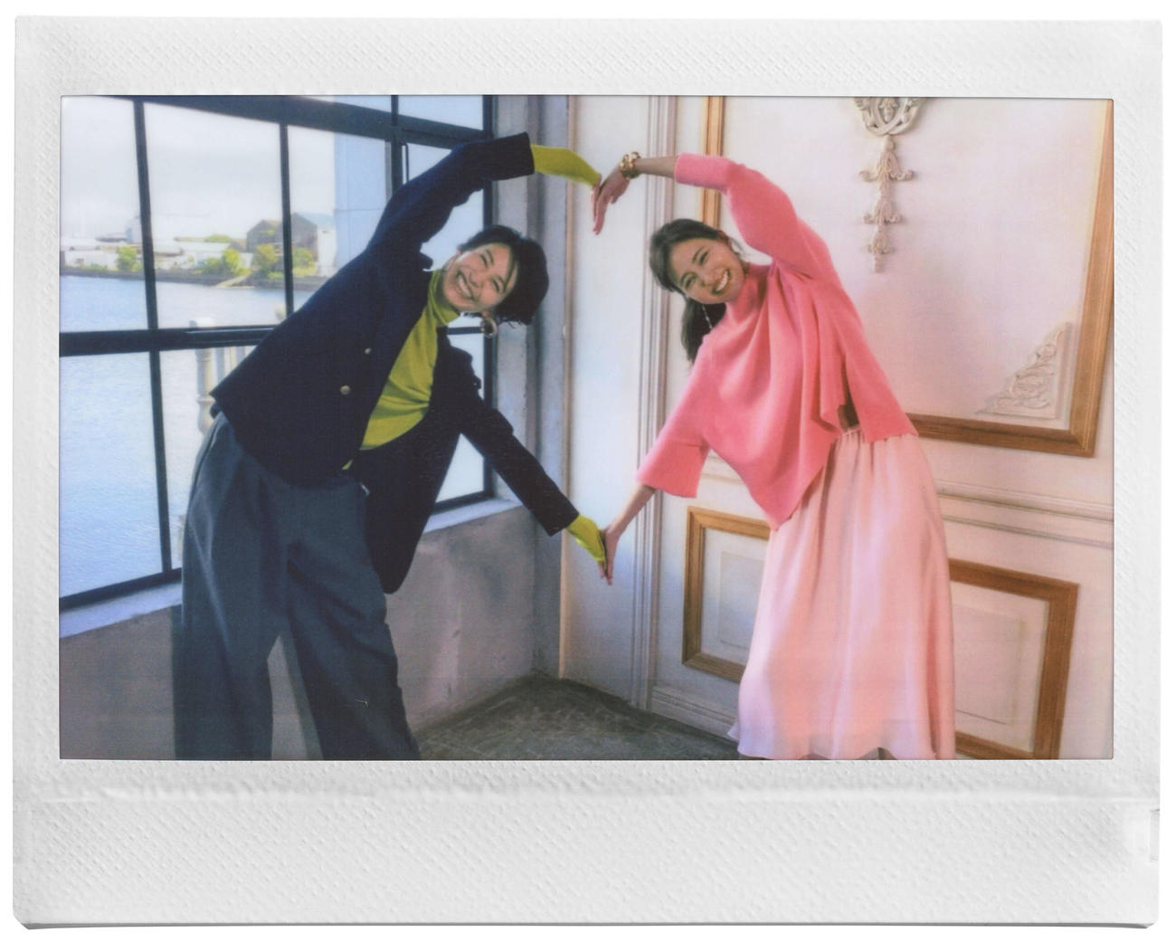 オンラインで行われた、富士フイルム「instax“チェキ”新製品発表会」に出席した神山まりあ（左）と愛甲千笑美