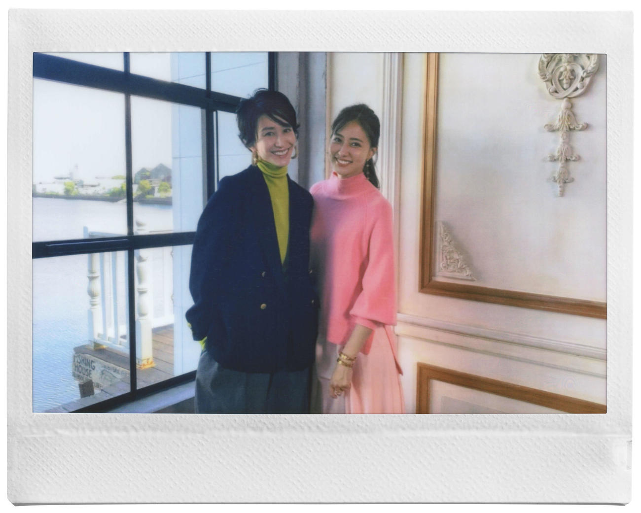 オンラインで行われた、富士フイルム「instax“チェキ”新製品発表会」に出席した神山まりあ（左）と愛甲千笑美