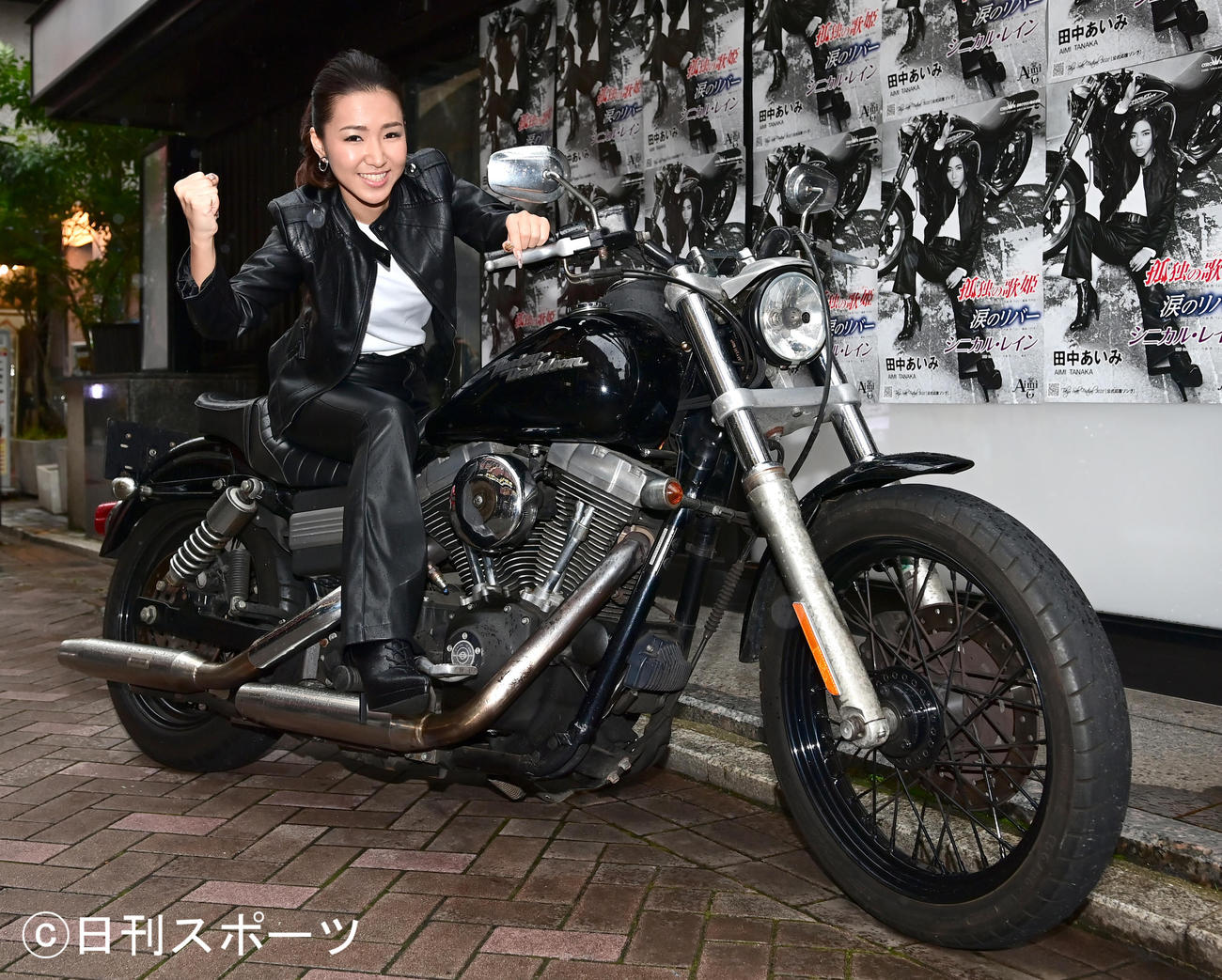 オンラインデビューイベントを終えた田中あいみはデビューシングルのジャケット写真にもなったハーレーダビッドソンにまたがりガッツポーズ（撮影・小沢裕）