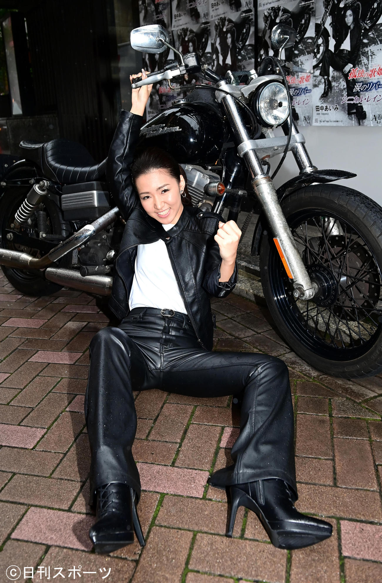 オンラインデビューイベントを終えた田中あいみはデビューシングルのジャケット写真にもなったハーレーダビッドソンを背にガッツポーズ（撮影・小沢裕）