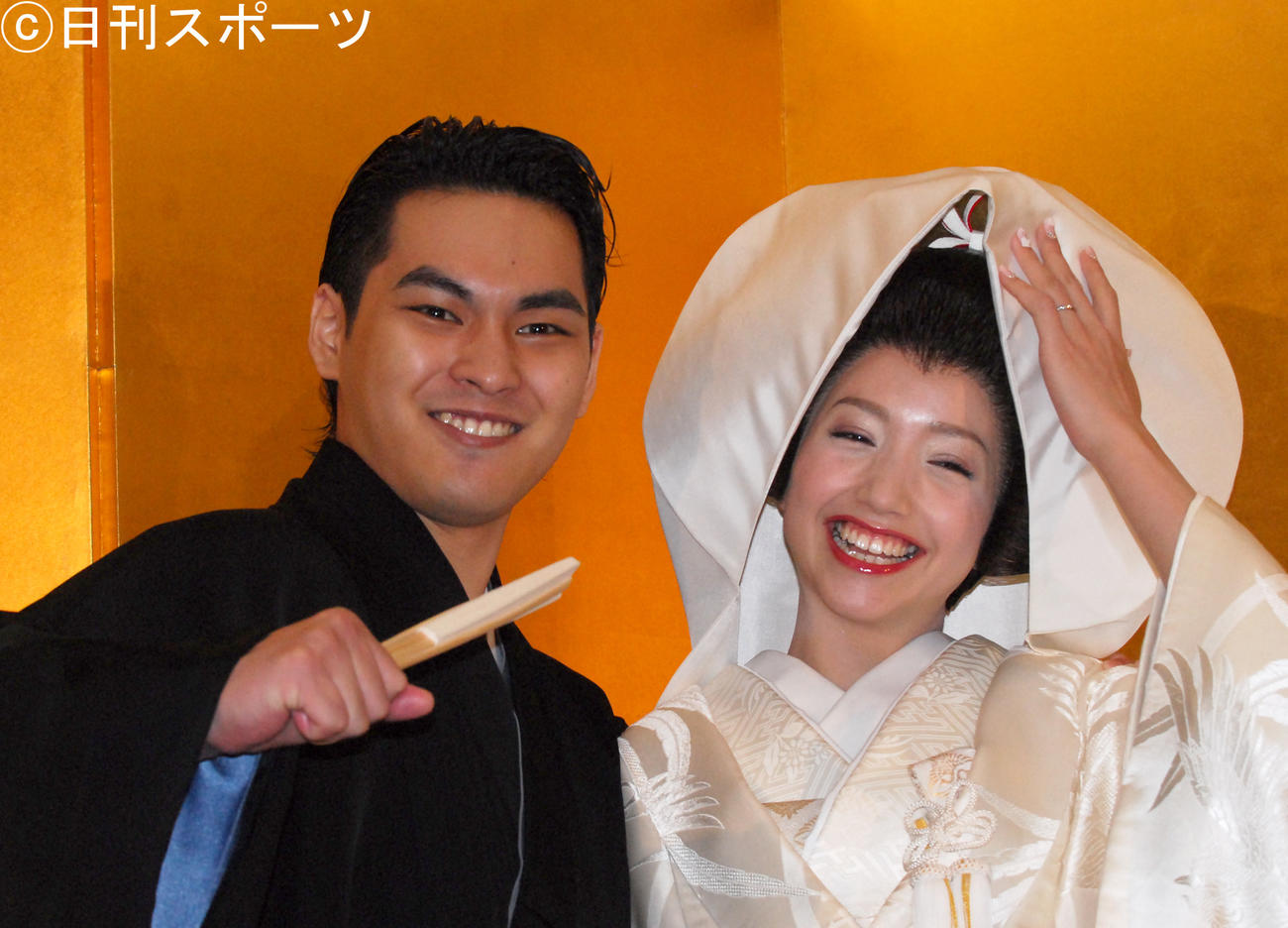 挙式後、幸せいっぱいの表情で会見する柳楽優弥と豊田エリー（10年1月撮影）