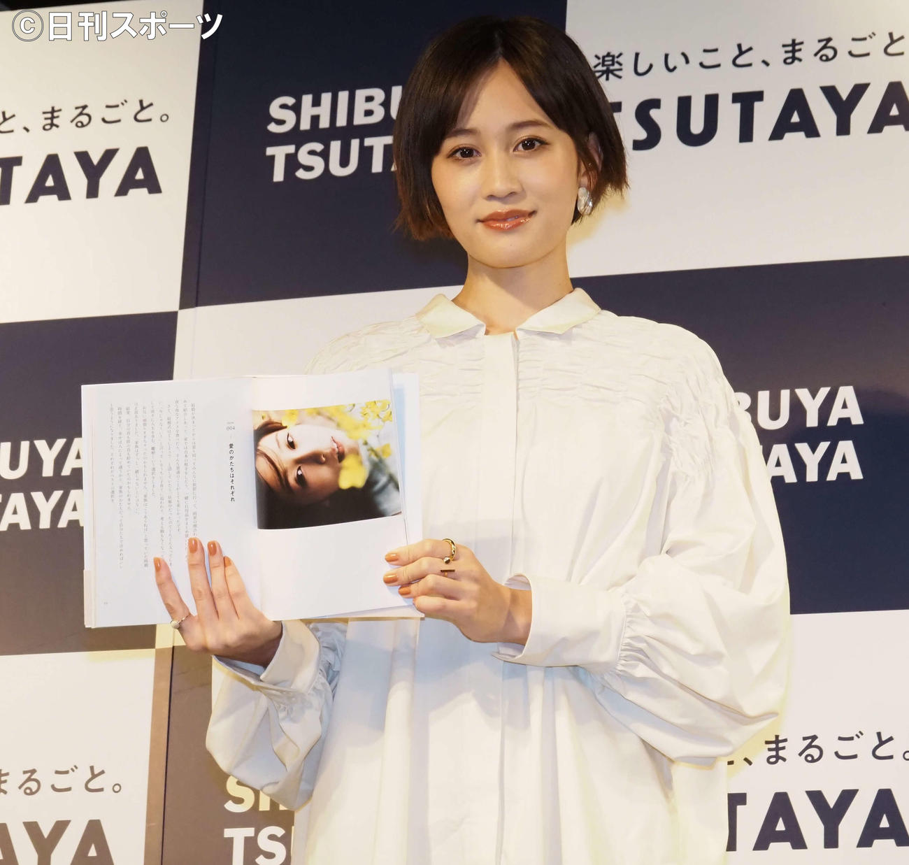 お気に入りページを開く前田敦子（撮影・遠藤尚子）