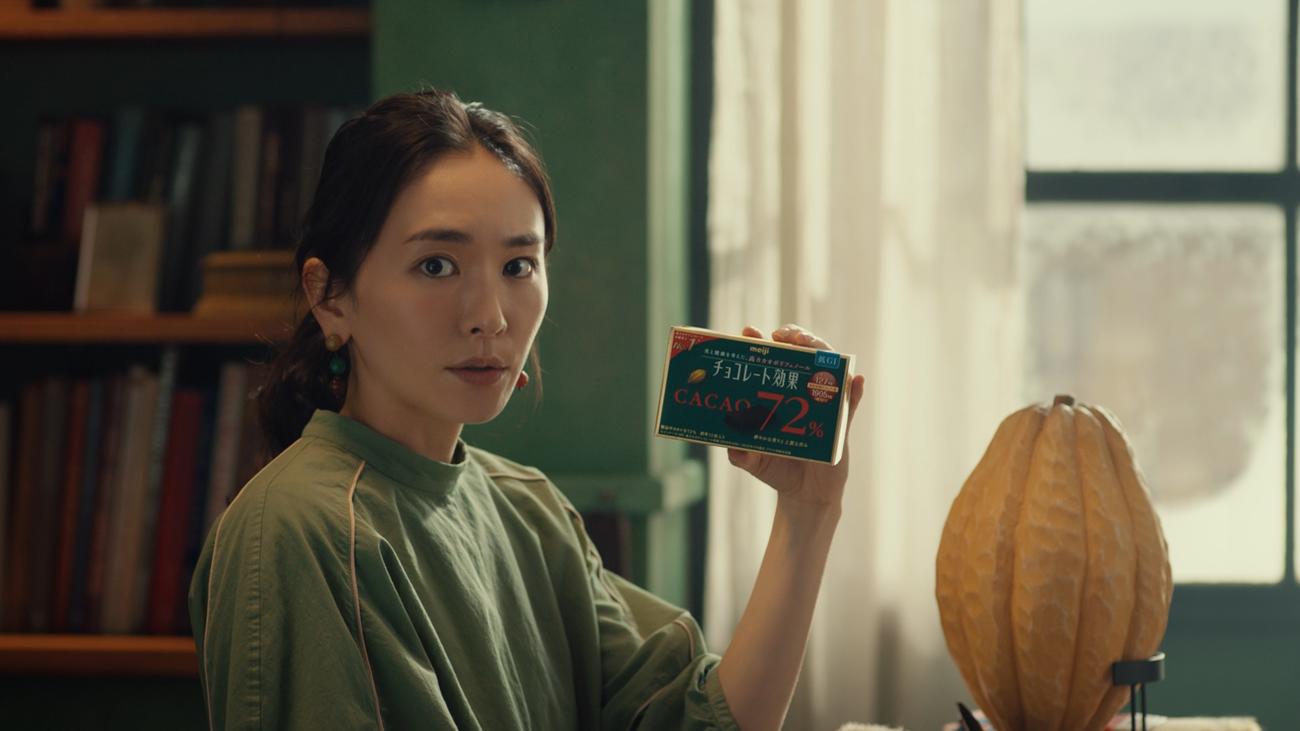 明治「チョコレート効果」の新CMで、カカオを愛しすぎて、オブジェまで作る人を演じた新垣結衣