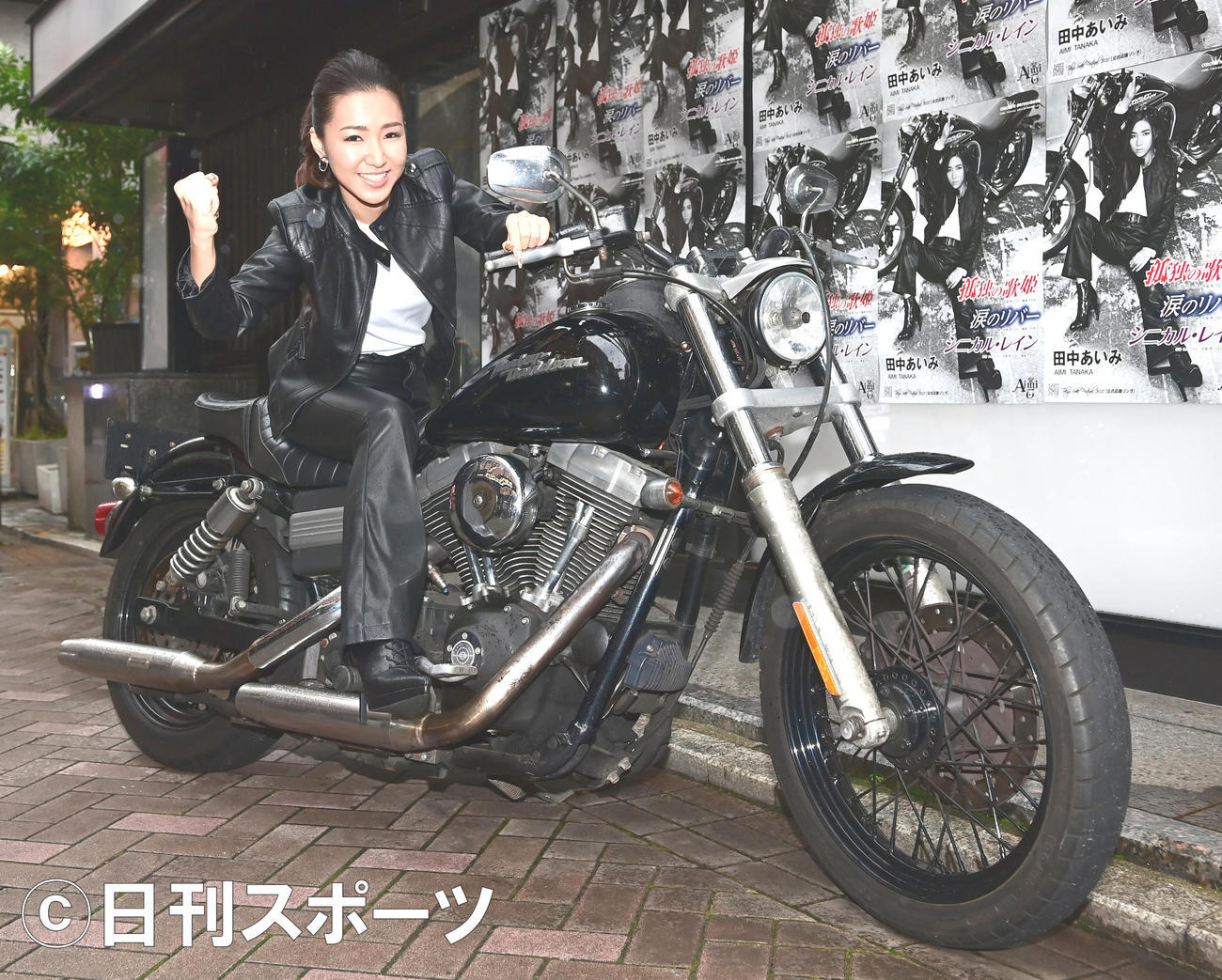デビューシングルのジャケット写真にもなったハーレーダビッドソンにまたがり、ガッツポーズを決める田中あいみ（撮影・小沢裕）