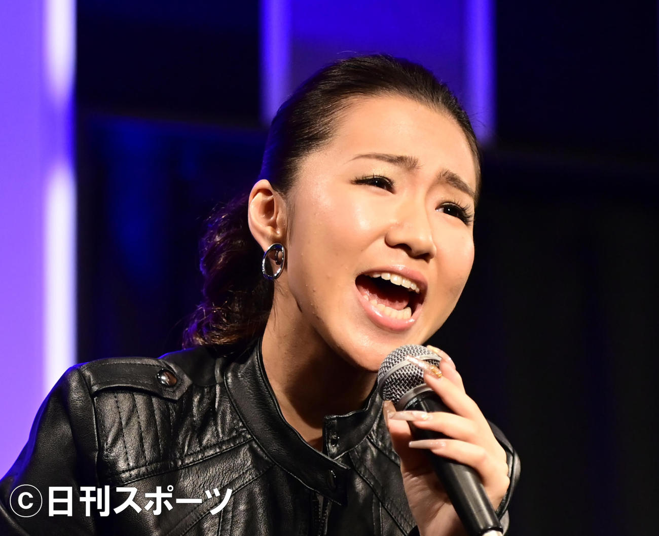 デビューイベントで熱唱する田中あいみ（撮影・小沢裕）