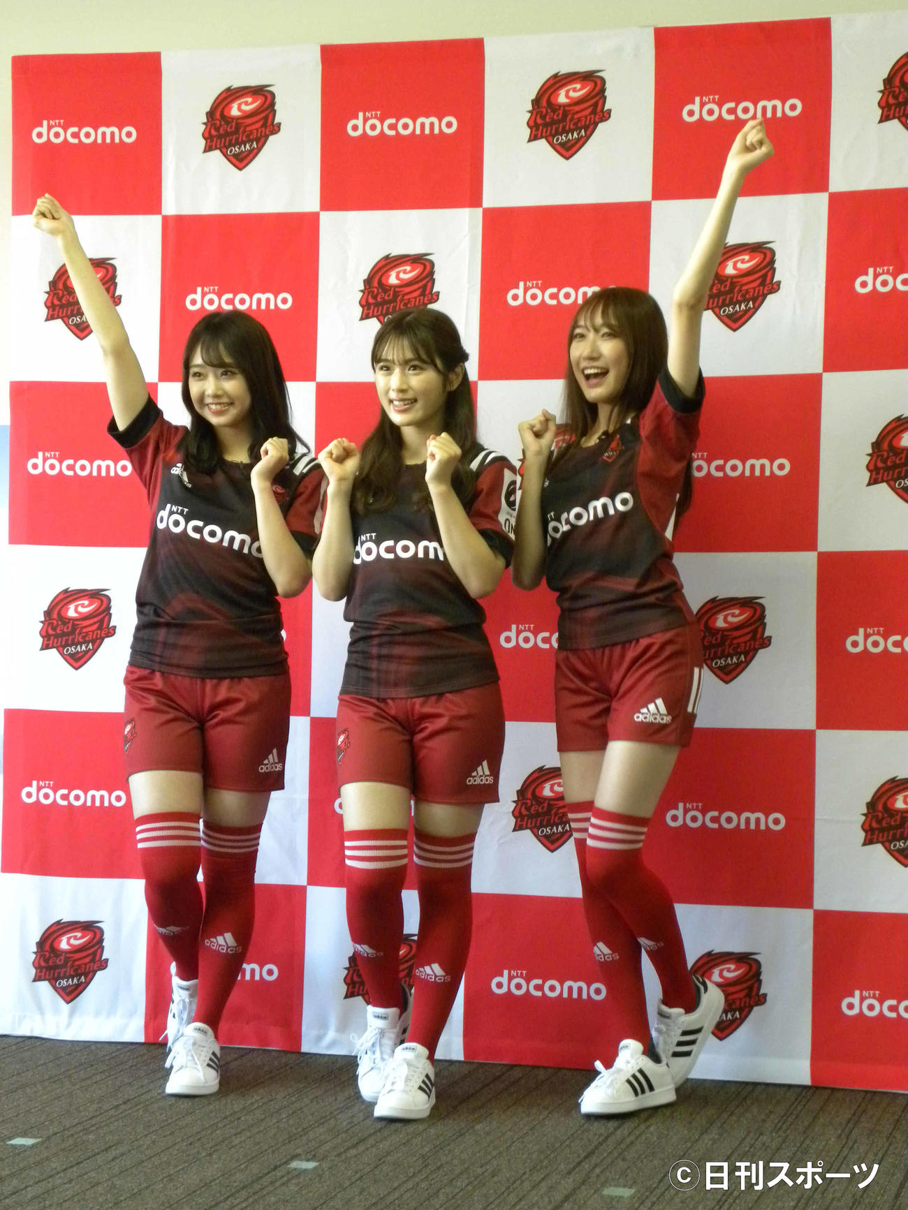 NTTドコモレッドハリケーンズ大阪の公式アンバサダーに就任したNMB48の左から加藤夕夏、渋谷凪咲、原かれん（撮影・松本航）