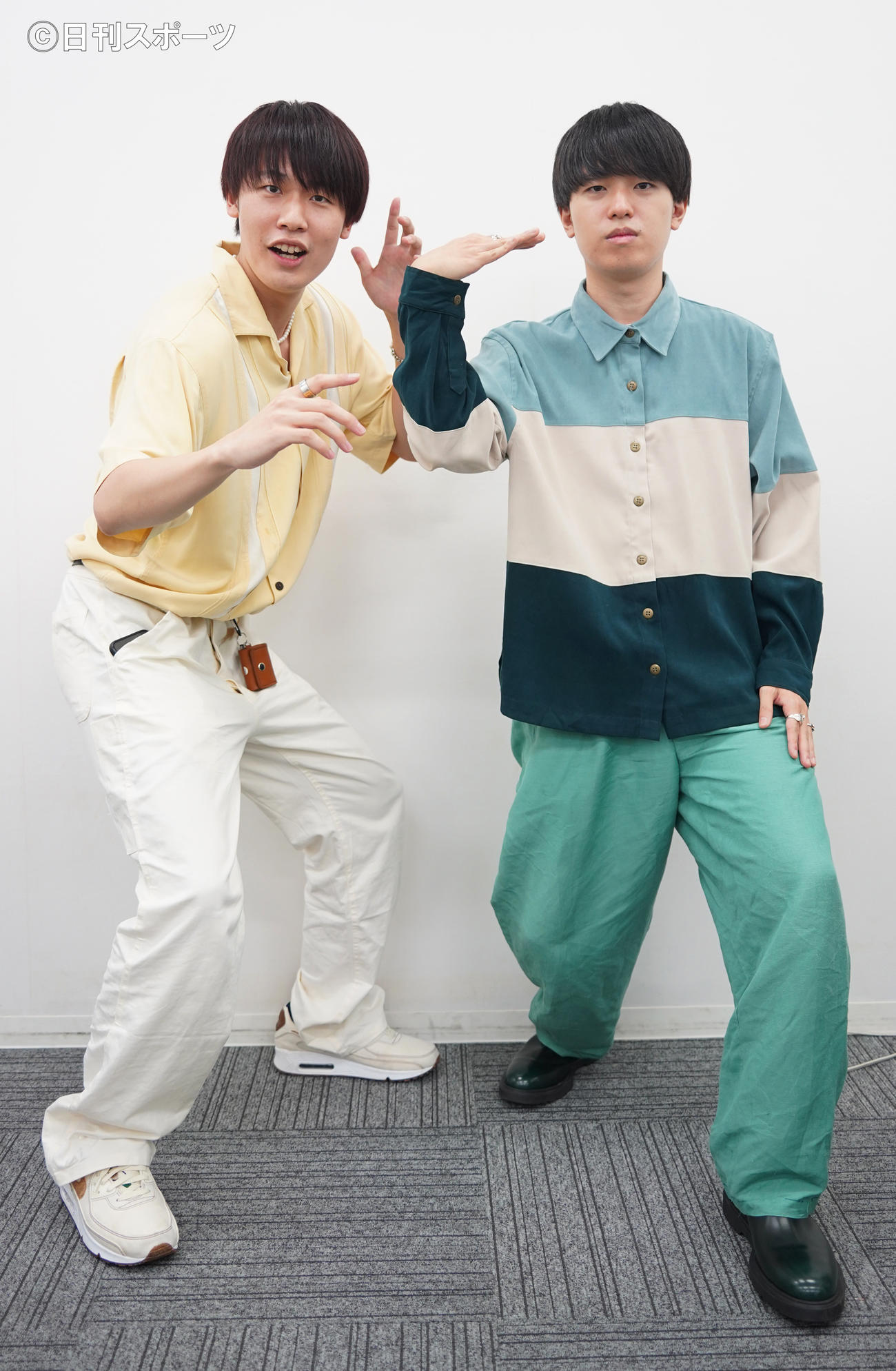 「太田プロダクション」への所属が決まった、現役早大生の男性2人組ユーチューバー「バンカラジオ」のきいた（左）とやねすけは、意気込みを身体で表現する（撮影・佐藤勝亮）