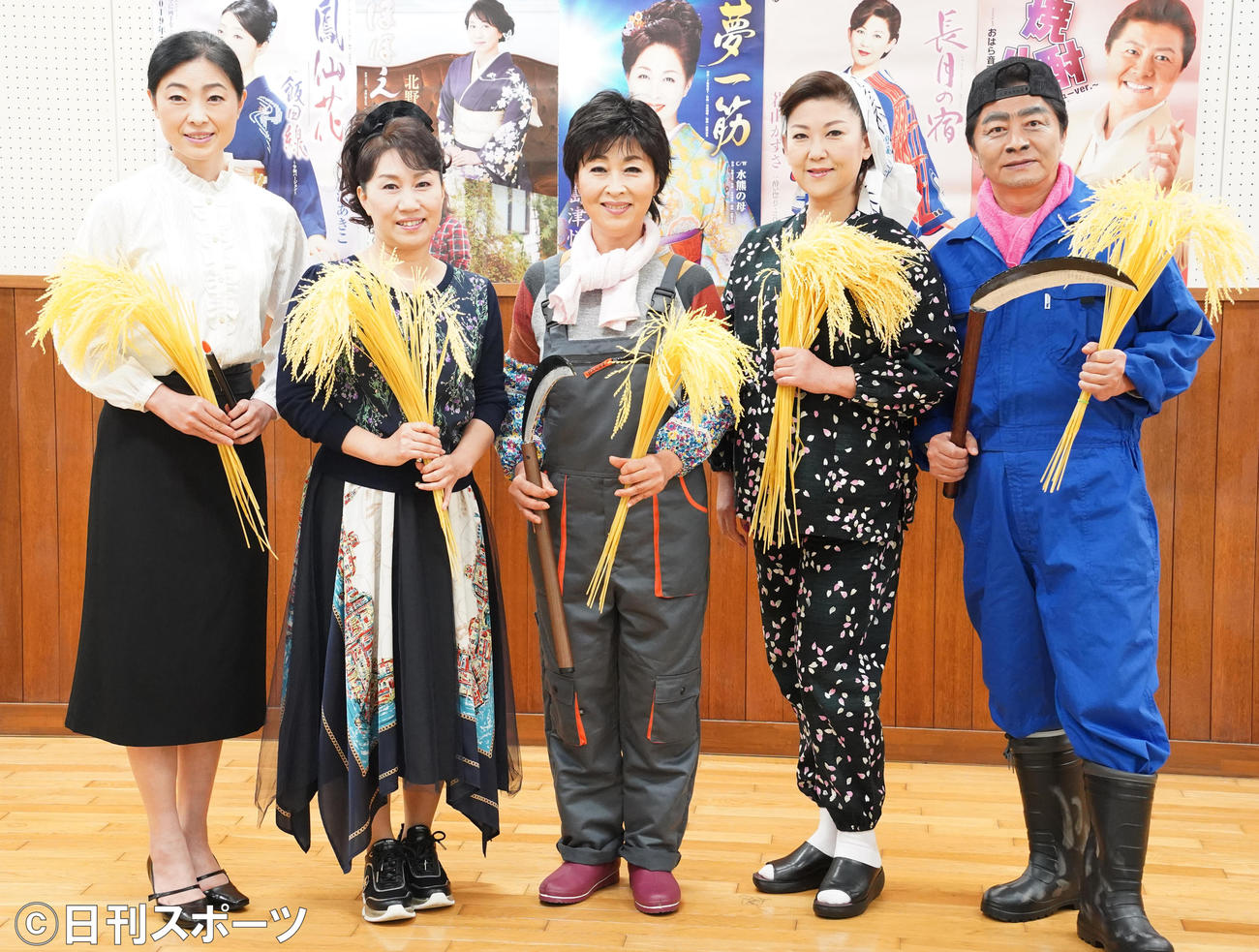 「農業女子応援隊　艶歌華舞台」の取材会に出席した、左から小沢あきこ、北野まち子、島津悦子、若山かずさ、小倉新二（撮影・佐藤勝亮）