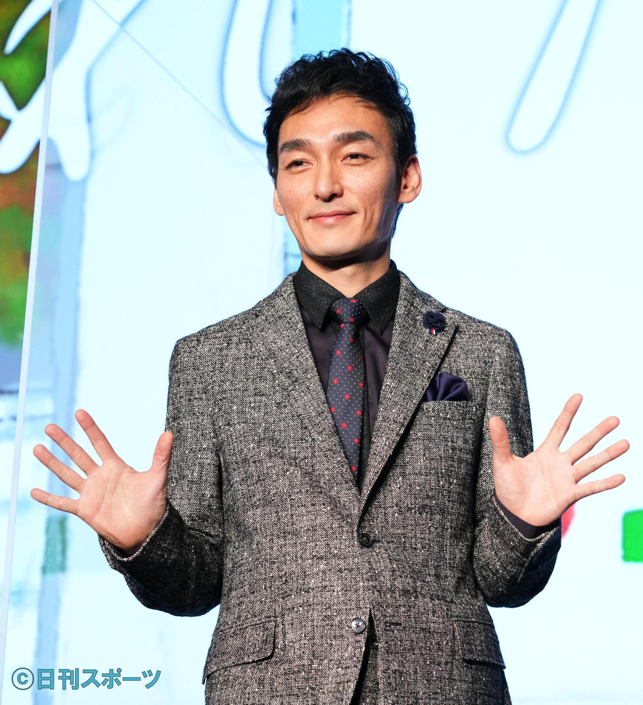 笑顔で手を振る草なぎ剛（撮影・横山健太）