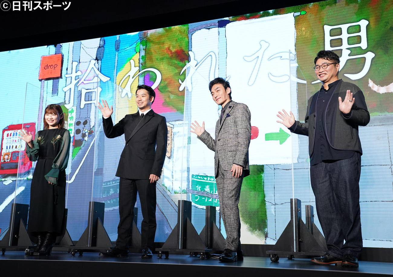 笑顔で手を振る、左から伊藤沙莉、仲野太賀、草なぎ剛、松尾諭（撮影・横山健太）