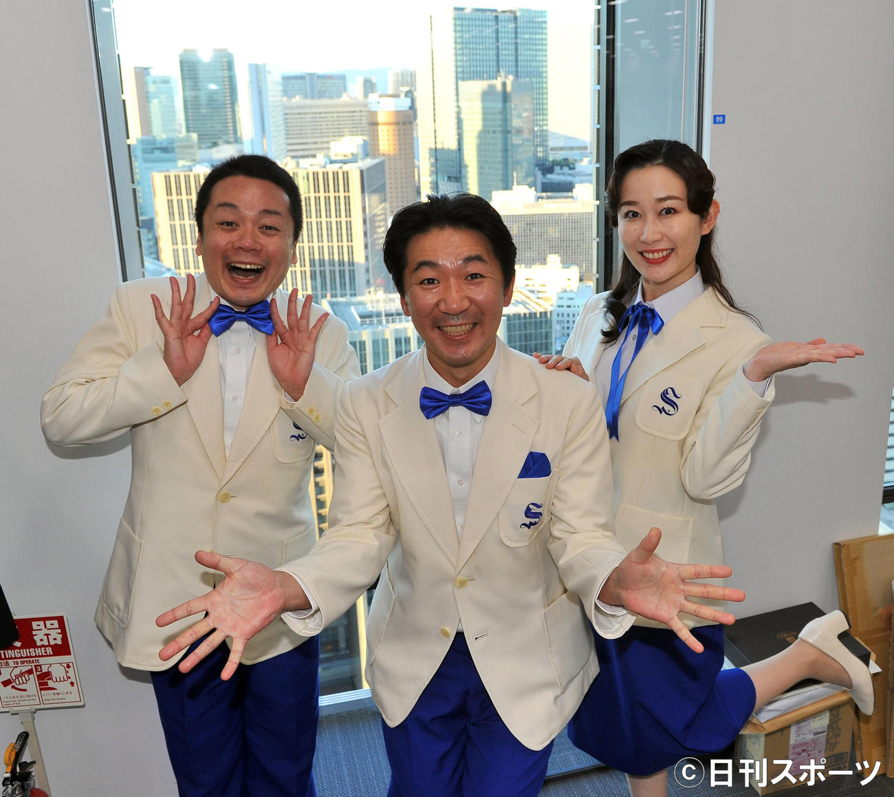 襲名あいさつで来社した「曽我廼家（そがのや）」の左から竹本真之、植栗芳樹、桑野藍香