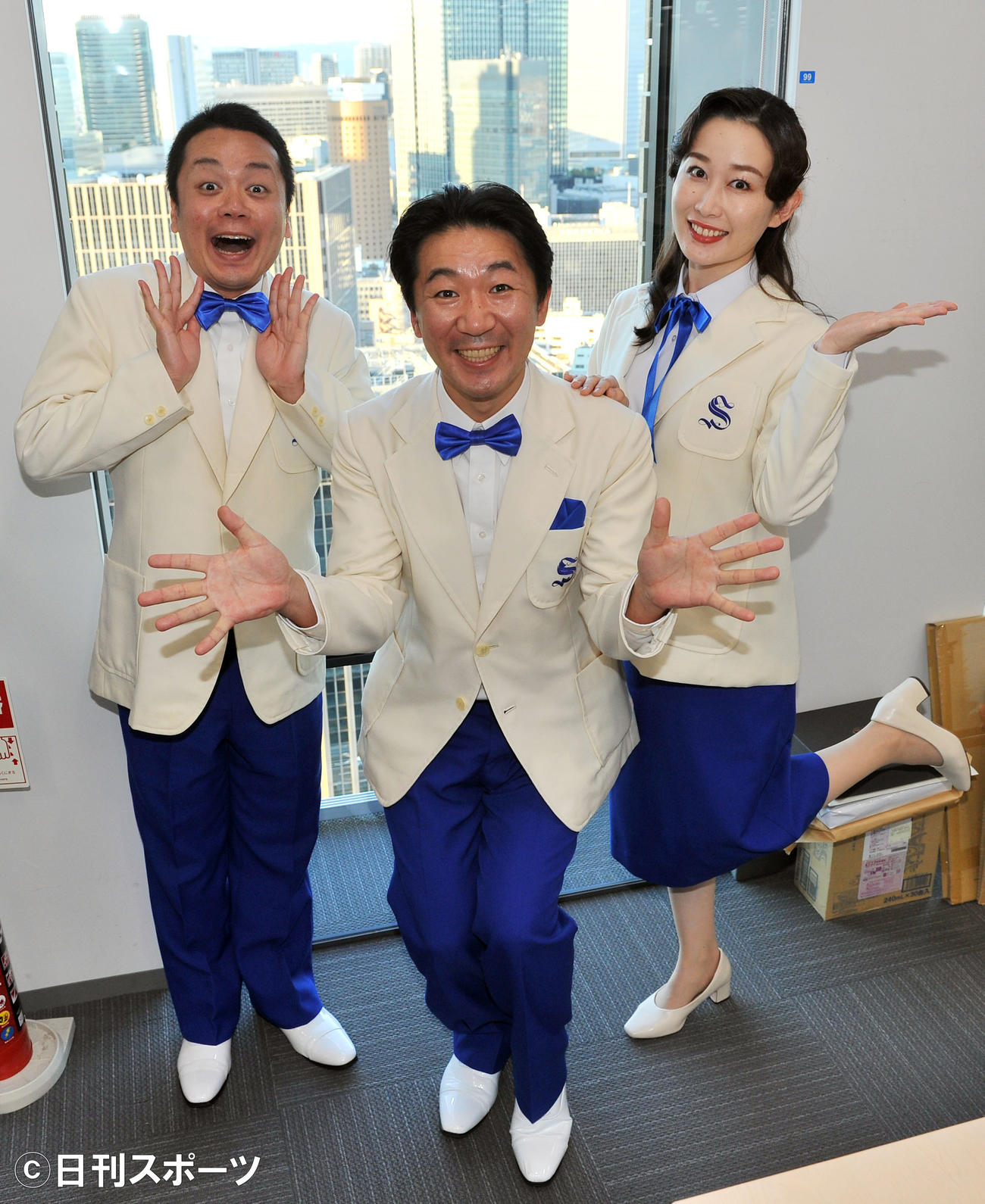 襲名あいさつで来社した「曽我廼家（そがのや）」の左から竹本真之、植栗芳樹、桑野藍香