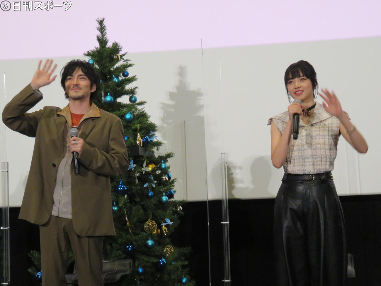 映画「恋する寄生虫」のイベントに登壇した林遣都（左）小松菜奈