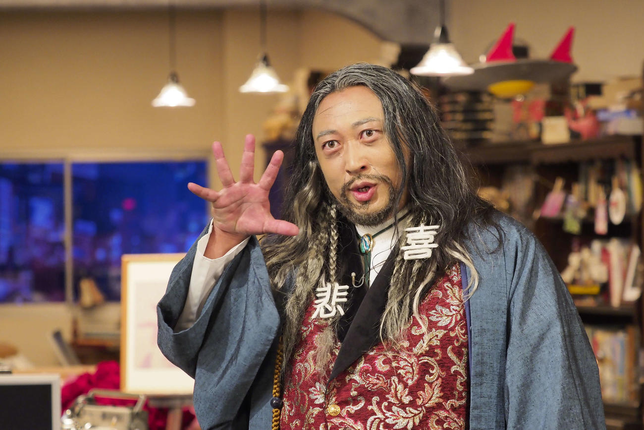 NHKバラエティー「悲→喜カメ」に出演するロバート秋山竜次