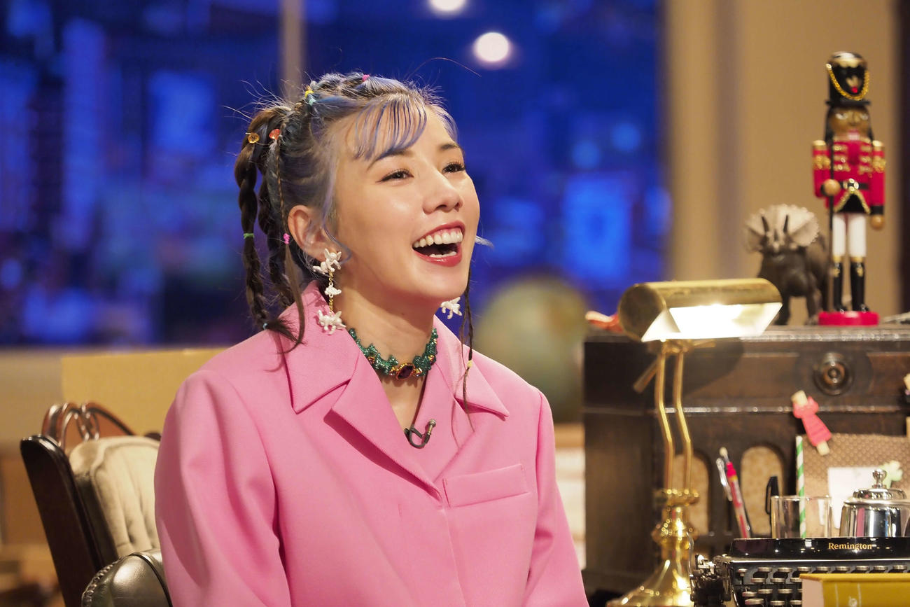 NHKバラエティー「悲→喜カメ」に出演する仲里依紗