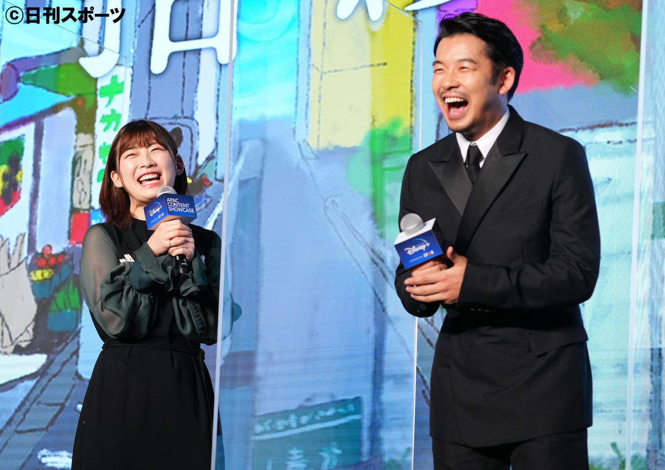 笑顔を見せる伊藤沙莉（左）と仲野太賀（撮影・横山健太）