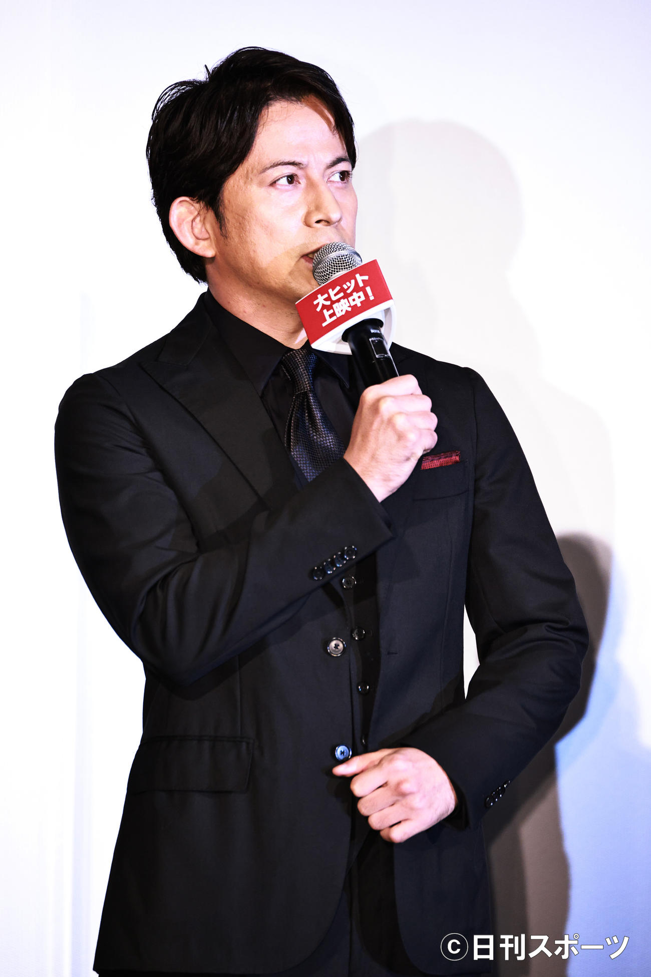 映画「燃えよ剣」初日舞台あいさつする岡田准一（撮影・中島郁夫）