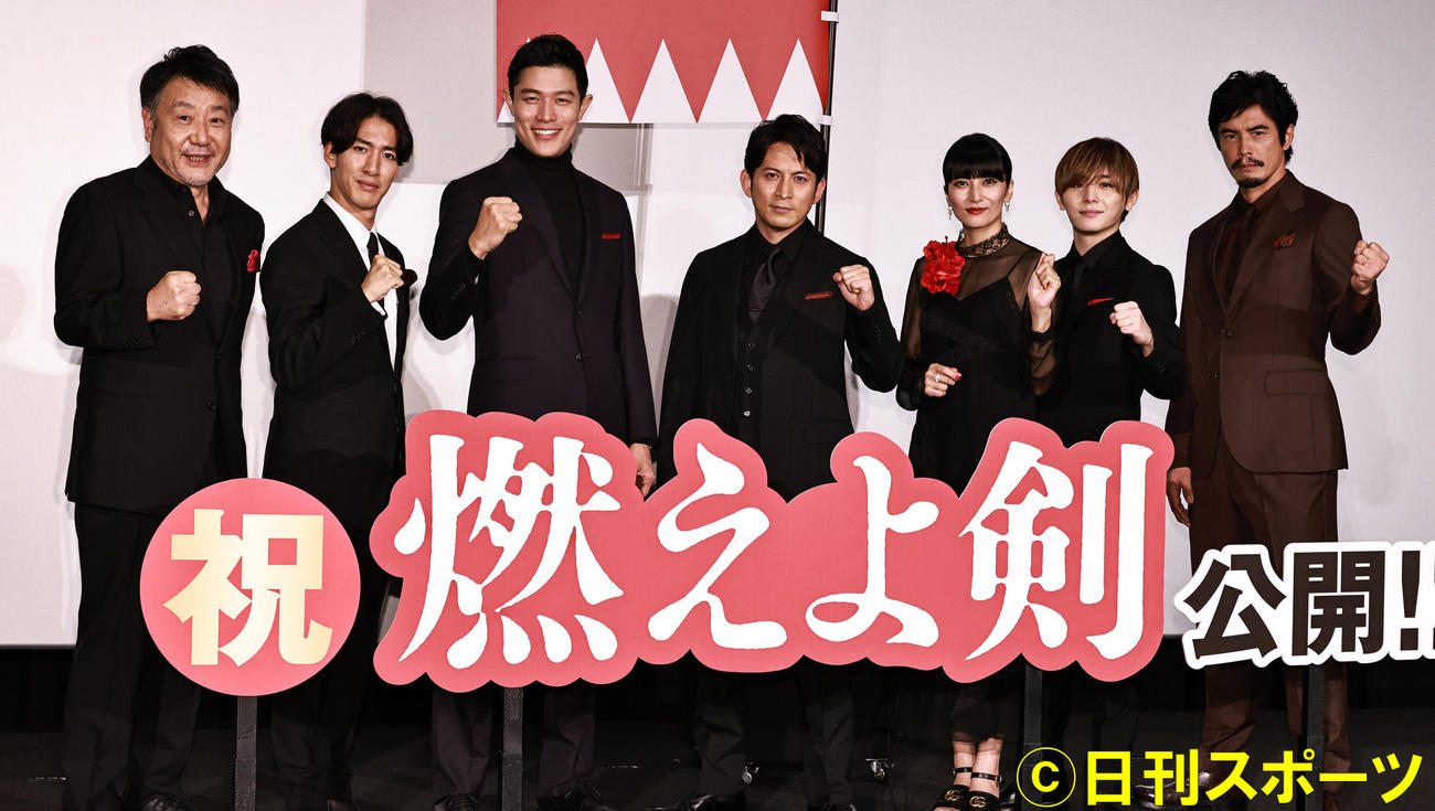 映画「燃えよ剣」初日舞台あいさつする、左から原田眞人監督、尾上右近、鈴木亮平、岡田准一、柴咲コウ、山田涼介、伊藤英明（撮影・中島郁夫）
