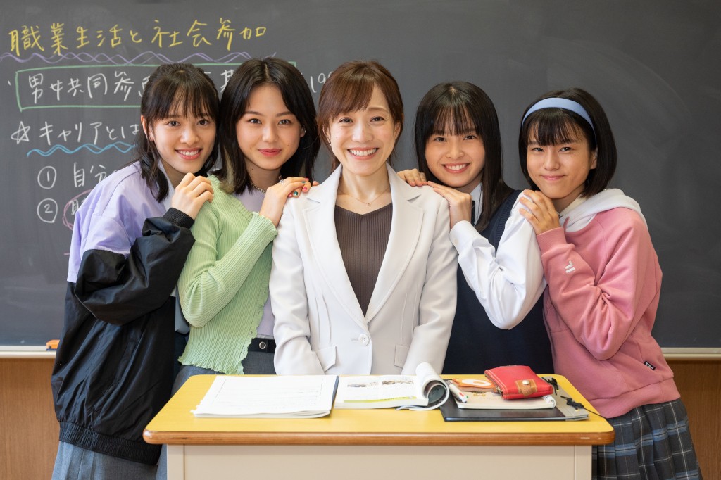 TBS系連続ドラマ「この初恋はフィクションです」に出演する、左から赤穂華、武山瑠香、江藤愛アナウンサー、飯沼愛、三浦涼菜（C）TBS